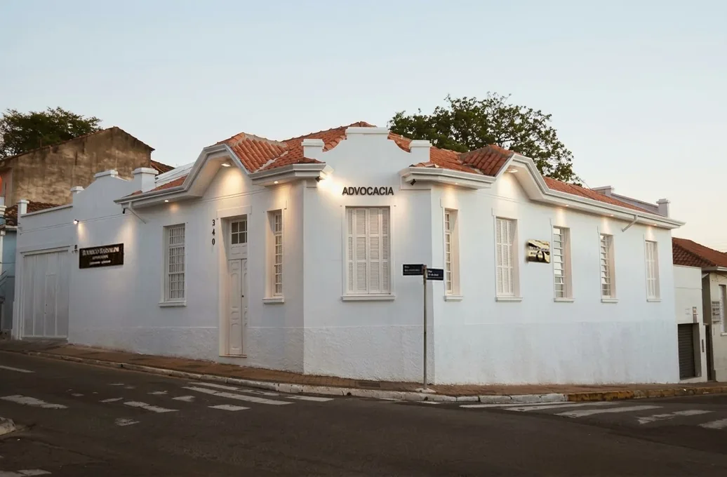 Fachada da sede em Itu, casarão branco na esquina da Rua dos Andradas